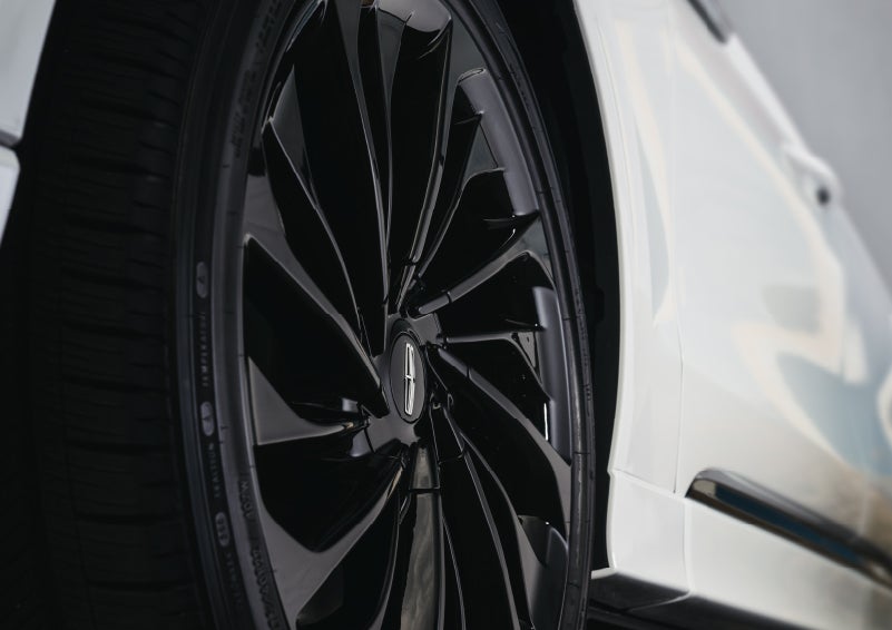 The wheel of the available Jet Appearance package is shown | Lincoln Demo 1 in Wooster OH