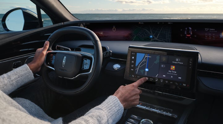 The driver of a 2024 Lincoln Nautilus® SUV interacts with the new Lincoln Digital Experience. | Lincoln Demo 1 in Wooster OH