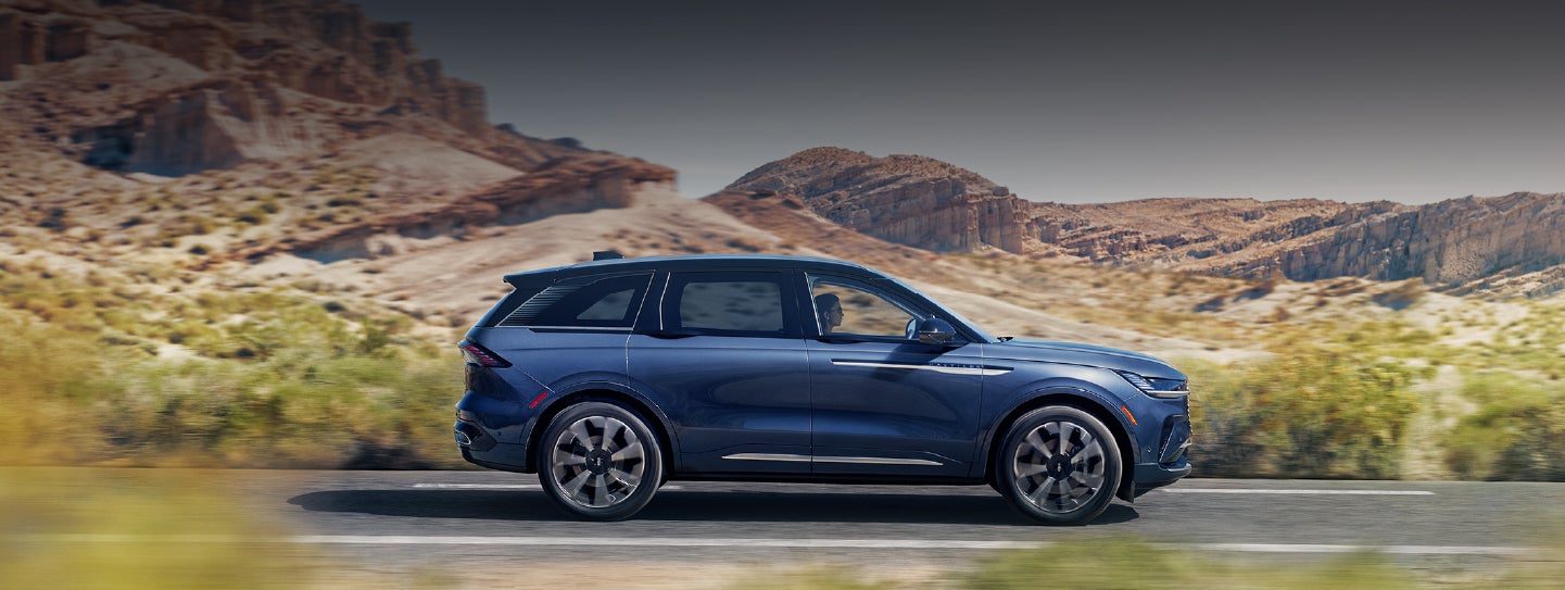 A 2024 Lincoln Nautilus® SUV is being driven in a desert setting. | Lincoln Demo 1 in Wooster OH